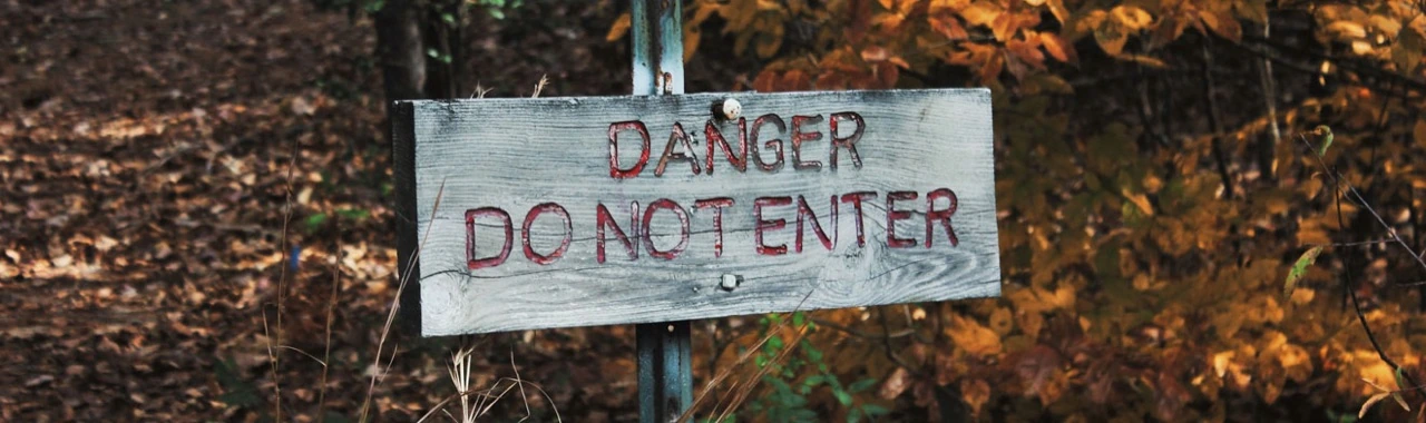 Verwittertes Warnschild mit der Aufschrift „Danger – Do not enter“