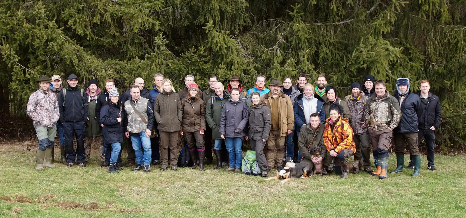 Kursgruppe der Jagdschule Abt auf einer Wiese vor dem Waldrand