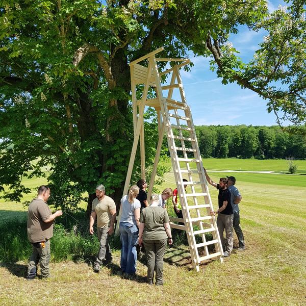 Jagdleiter beim Bau einer jagdlichen Einrichtung