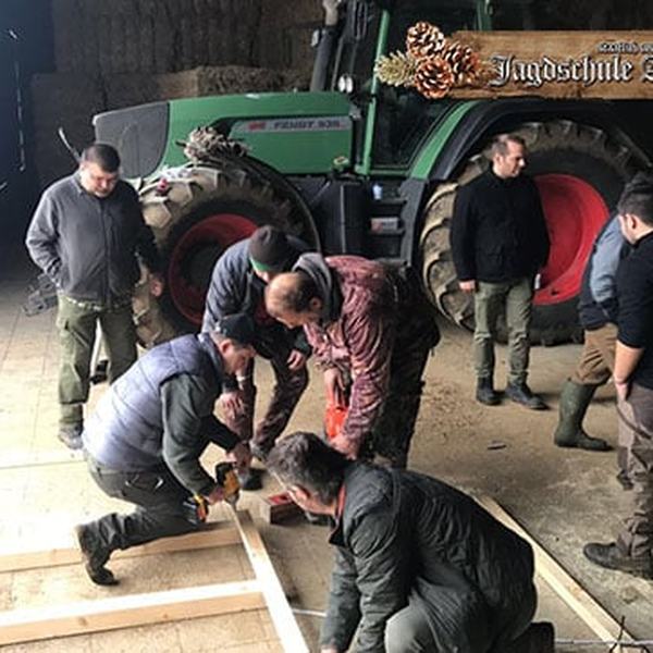 Teilnehmer bauen eine Kanzel im Lehrrevier