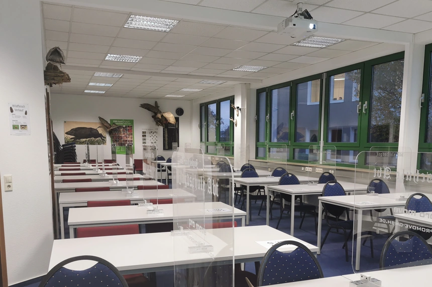 Schulungsraum der Jagdschule Abt mit Tischen und Tierpräparaten