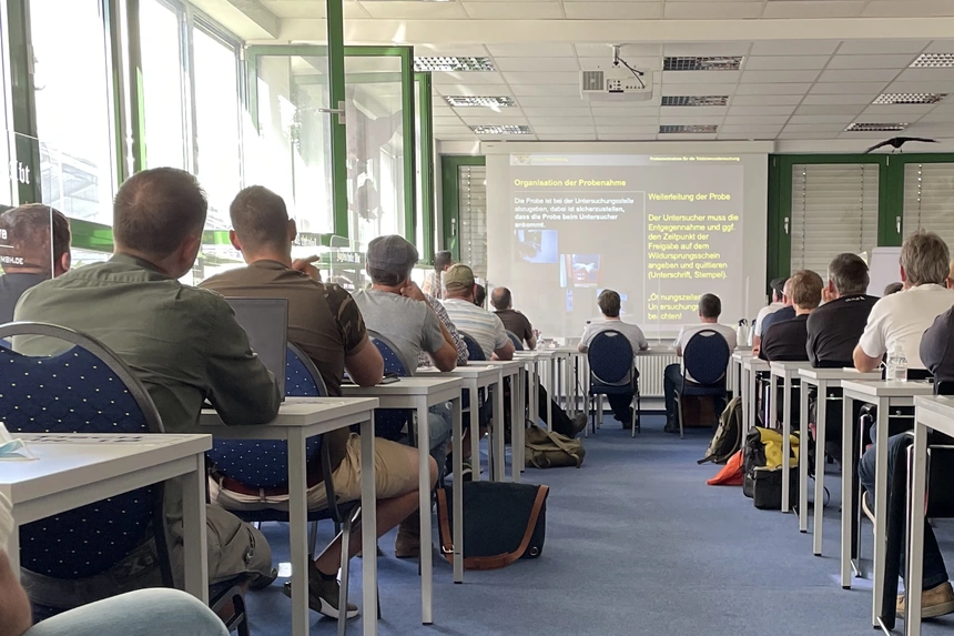 Teilnehmer beim Theorieunterricht im Schulungsraum