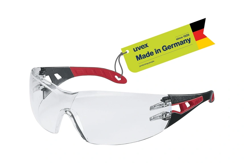 Schutzbrille uvex pheos mit klarer Scheibe und rot-schwarzen Bügeln, daran ein gelber Anhänger mit der Aufschrift Made in Germany