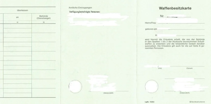 Aufgeschlagene grüne Waffenbesitzkarte mit den Spalten für Eintragungen; persönliche Angaben geschwärzt